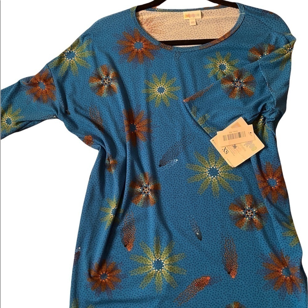 NWT LuLaRoe Irma top a loose, knit "high-low" tunic w/
fitted mid-length sleeve
